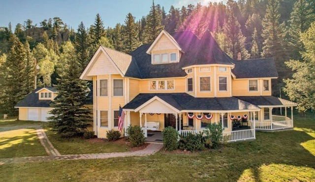 Beautiful mansion with antique decor, WiFi, and gas fireplace - near skiing