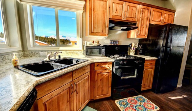 Beautiful, Modern and New Home-Great Location