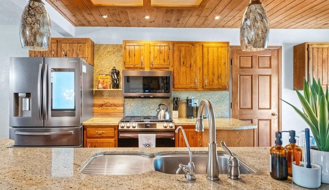 Beautiful Month-to-Month 4BR Executive Rental w/Amazing Views of Garden of Gods