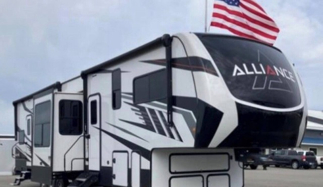 Beautiful RV 2-bedroom w Loft Bed-sleeps 6 comfortably. We deliver, you enjoy!