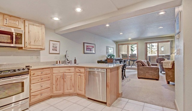 Beautiful Ski-In Ski-Out Condo, Great Location - CM244 by RedAwning