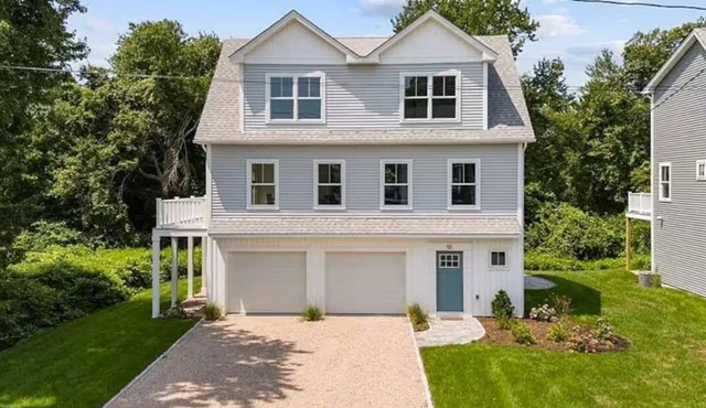 Bonnet Shores Coastal Chic Retreat, 4 Br, 3.5 Bath, <1 mi to beach in Narragansett