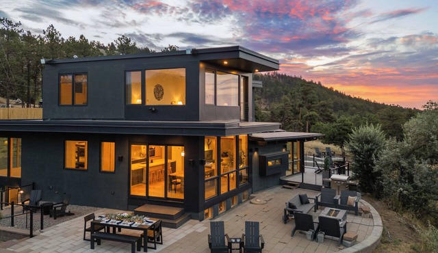 Boulder Luxury: Panoramic Mountain Views, Cedar Hot Tub, Wellness and Romance!