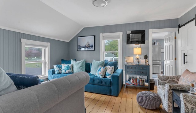 Boutique Luxury Waterfront w/Pool & Sunset Views-Sakonnet Sunset Manor, Tiverton in Tiverton