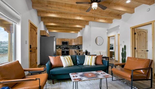 Brand New Ranchos Mountain/Gorge Getaway with Hot Tub