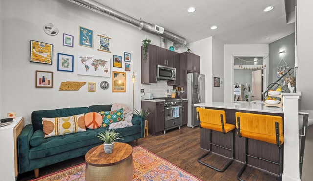 Bright 1BR + Office, Attached Garage & Fast WiFi
