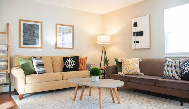 Bright and spacious 2-bedroom unit in North Aurora