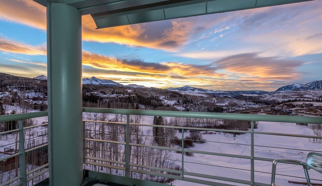 Bright and Sunny Penthouse with Amazing Views