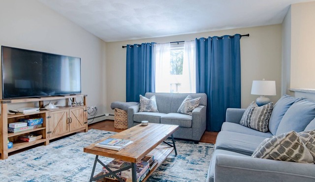 Bright & Sunny Two level home, sleeps 10 w/association beach in Narragansett