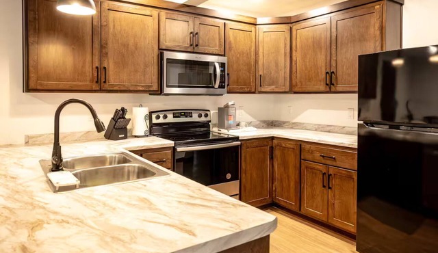 Brillion 2‑Bedroom Suite w/Full Kitchen Near Ariens - Unit # 3 in Brillion