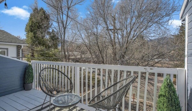 Broadmoor Balcony Duplex Near Rocky Mountain Views