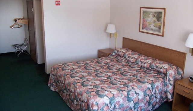 Budget Host Inn & Suites in North Branch