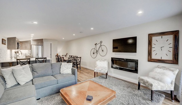 Canmore Townhouse! Jaw-dropping views and walk to Downtown in Canmore