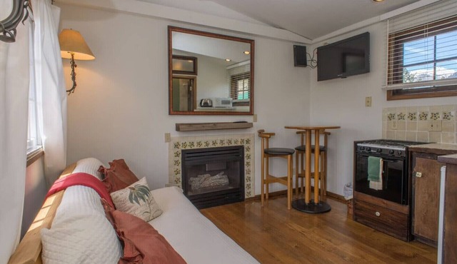 Carriage House at Roadhouse Lodge: romantic suite, fireplace & lake-view deck
