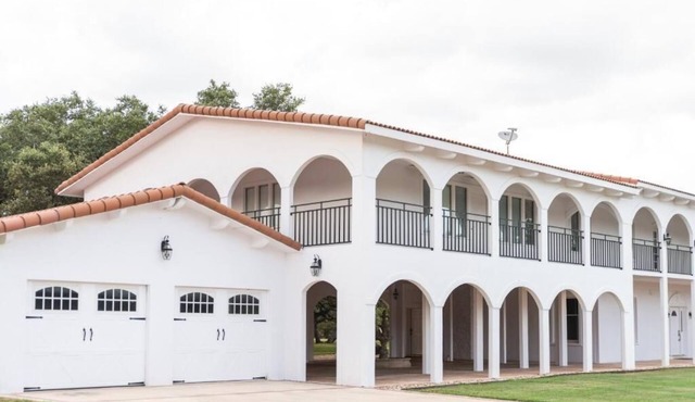 Casa Blanca at La Dolce Vita, Luxury Hill Country Mansion with Pool in New Braunfels