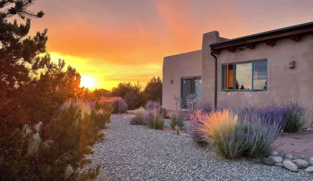 Casa Cielo - Sweeping Mountain Views & Hot Tub in El Prado