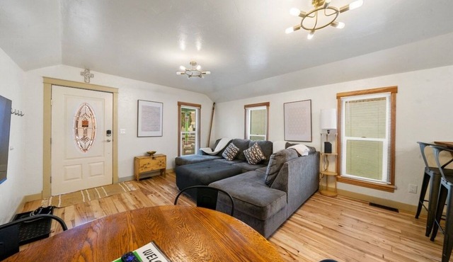Casa Verde near Downtown-3BR
