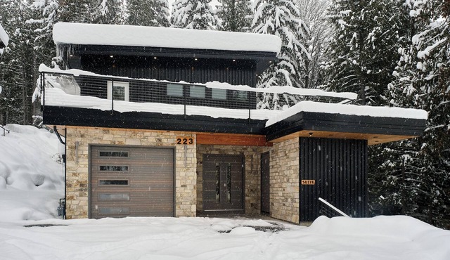 Cedar View: Luxurious 4-Bedroom Mountain Retreat Near Red Mountain Resort in Rossland