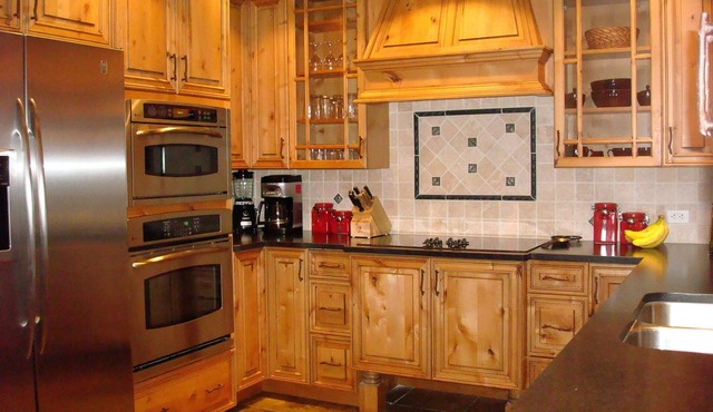 Cedars 21 Ski In Ski Out 3 bedroom, 2 1/2 bath, Hot Tub, Electric car charger