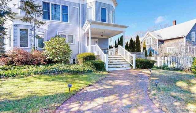 Central 2nd-floor apartment with propane stove, grill, W/D, & great location in Vineyard Haven