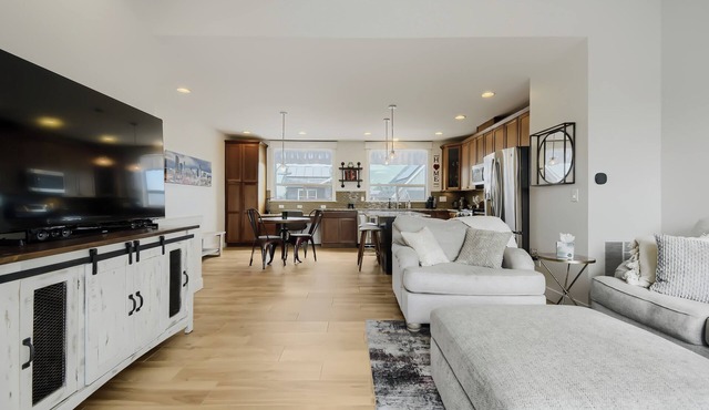 Central Park Townhome | 30-Day+ | Pets & Garage, Utilities included