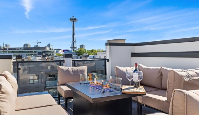 Centrally located, modern Seattle townhome breathtaking SpaceNeedle views!