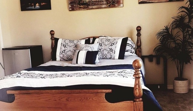 Charming 1-bedroom suite in enchanting Montrose with WiFi, AC
