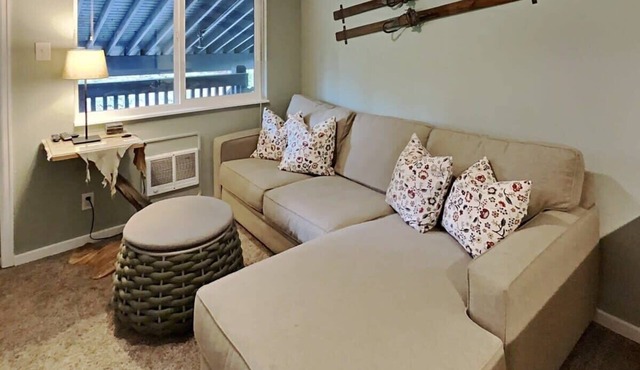 Charming 1BR in Scenic Blue River, Near Hiking!