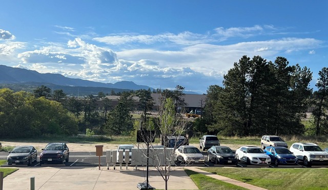Charming 2-bedroom condo in brilliant Colorado Springs with WiFi, AC