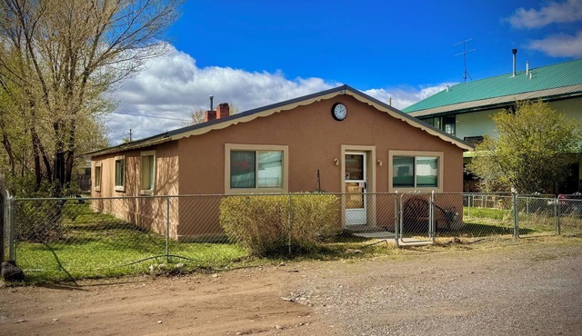 Charming 2-Bedroom Adobe Escape Near Cumbres & Toltec Train.