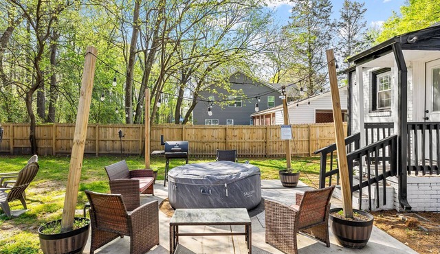 Charming 2-bedroom NODA bungalow in enjoyable Charlotte with WiFi, AC,HotTub in Charlotte