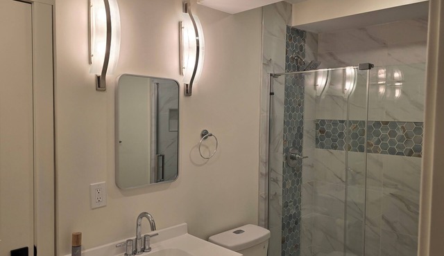 Charming 2-bedroom Walkout Basement, Private Entrance, in Aurora with Wi-Fi,TVn