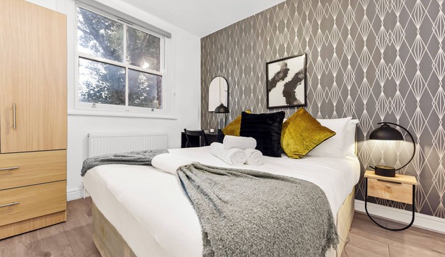 Charming 3-BR Flat with Ensuite Master and Balcony in London