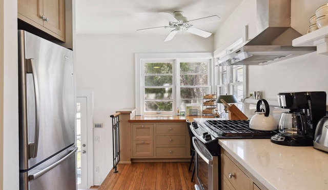 Charming bead-board Cottage in Historic Excelsior on Lake Minnetonka in Excelsior