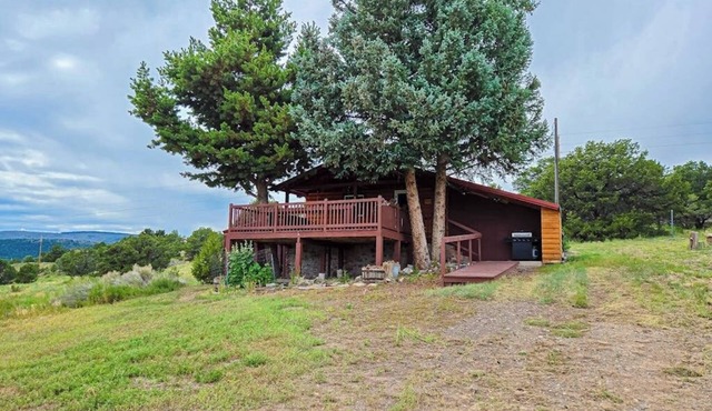 Charming cabin close to activities with spacious deck and great views