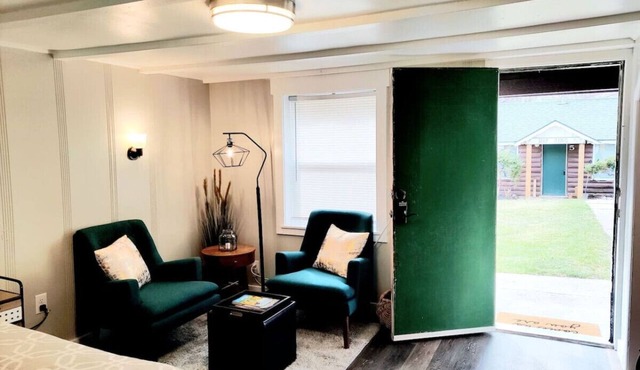Charming Cabin 3: Vintage Western Style, Modern Luxury +Full Kitchen