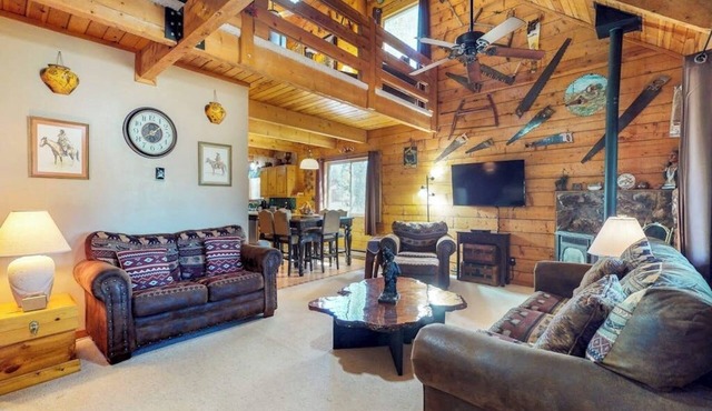Charming cabin with WiFi & fireplace - easy access to lake & attractions