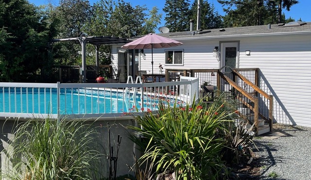 Charming Comox Retreat: Pool, Jacuzzi, Near Beach, Parks and Pub in Comox