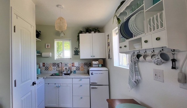 Charming cottage near wineries, hiking, biking and rafting - pet friendly!