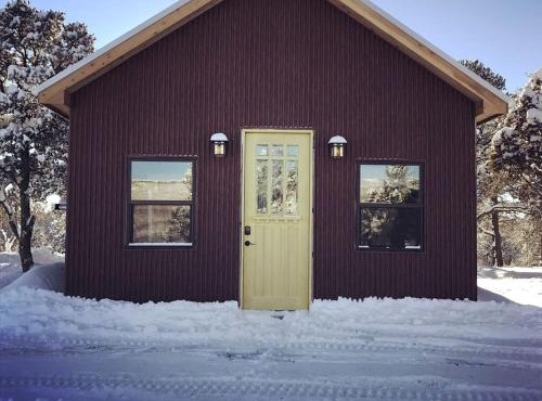 Charming, Glamping Cabin with Barbecue Grill, Perfect for Wildlife Watching in Raton, New Mexico