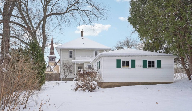 Charming, Historic Farmhouse near Madison in Waterloo