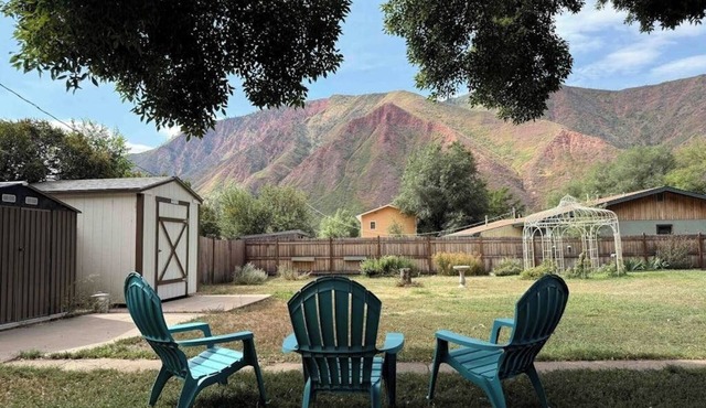 Charming mountain home with large yard, stunning views, and dog-friendly