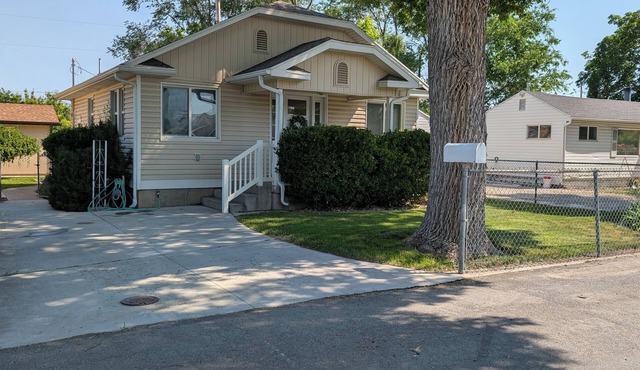 Charming Murray Home 2 bed/1 bath 20 min to ski/hike or downtown. 5 min to IMC.