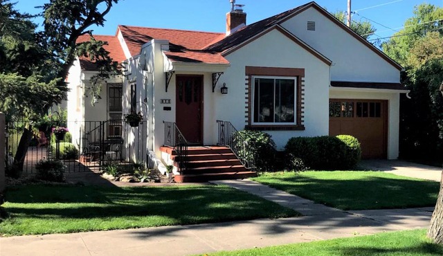 Charming remodeled golf course area home