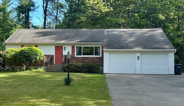 Charming Saratoga ranch 5 miles from Track.