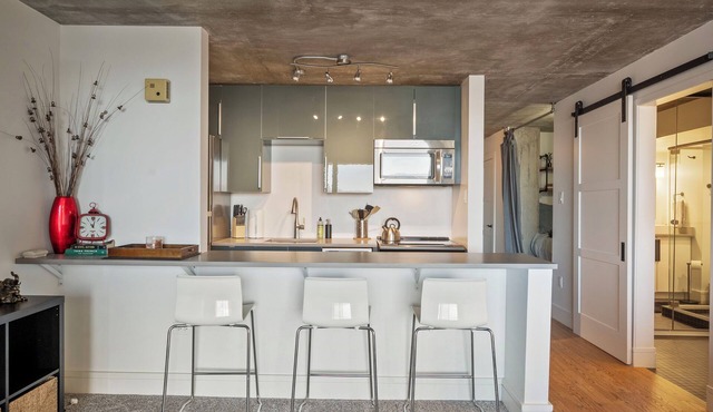 Charming studio in the heart of Denver with pool, fitness center, parking