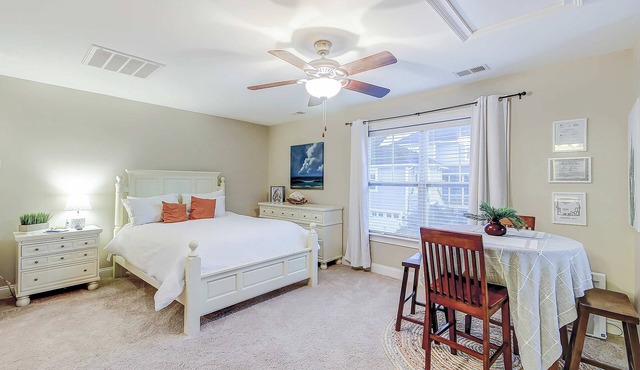 Charming studio with 3 pools, kitchenette & AC in Charleston