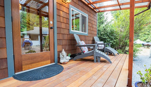 Charming Tiny House nestled in the redwoods, less than a mile from the beach. in Fort Bragg