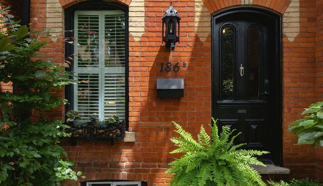 Cheerful and cozy 2-bedroom Victorian in trendy neighborhood. in Hamilton