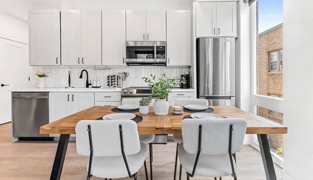 Chic 1-Bedroom Urban Retreat with WiFi and Fitness Center in Vibrant Kingfield